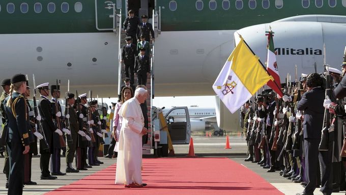 Benedikt XVI. na letišti v Leónu.