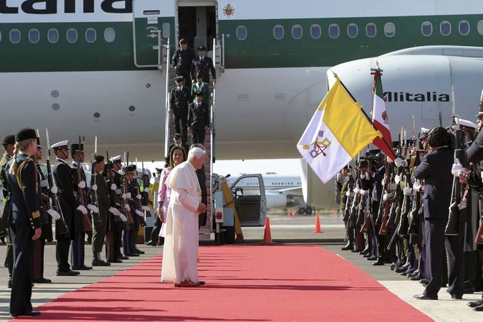 Benedikt XVI. na letišti v Leónu.