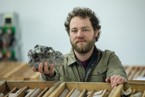 Geolog Tomáš Vrbický s cinvalditem.