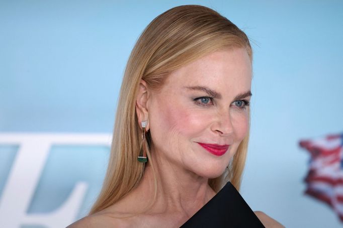 Nicole Kidman na londýnské premiéře seriálu Svatba roku.