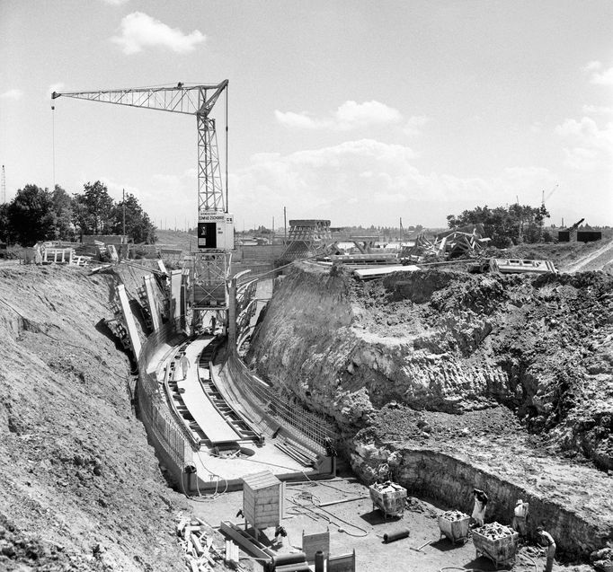 Stavba výzkumného centra CERN v Meyrinu u Ženevy, červenec 1956.