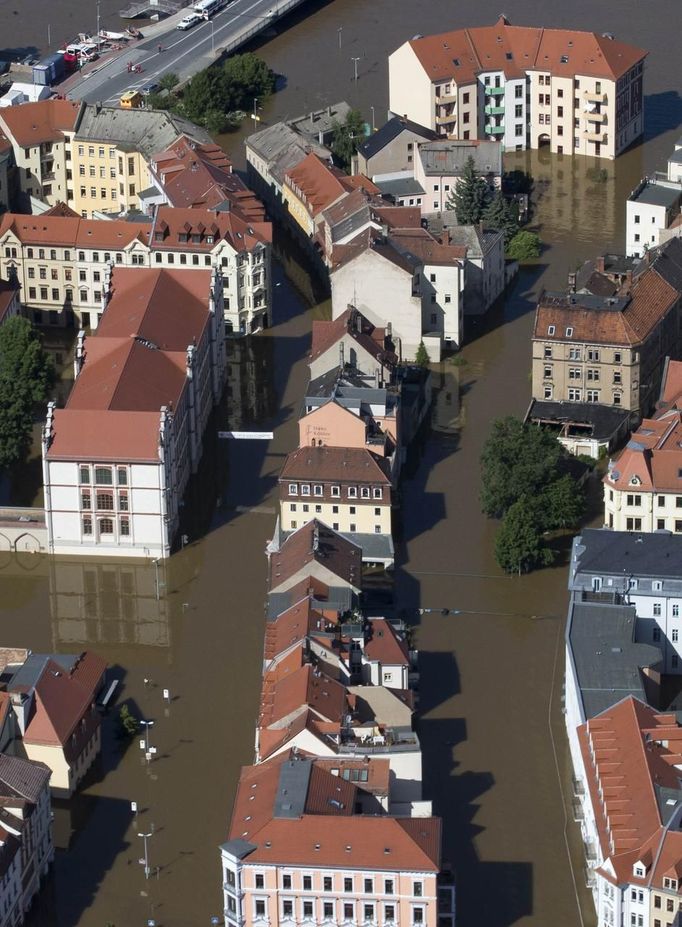 Detailní pohled na zaplavené ulice saského města Míšeň