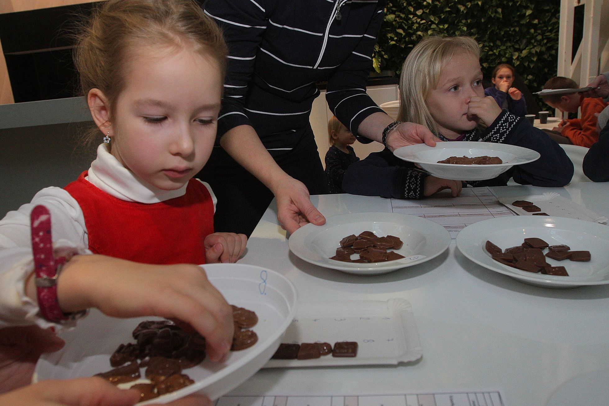 Děti ochutnávají čokoládu