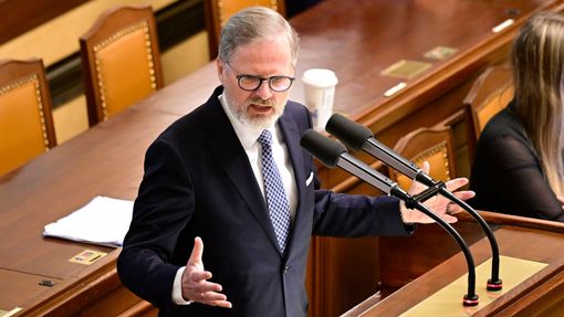 Mimořádná schůze Sněmovny svolaná z podnětu poslanců opozičního ANO k případu bitcoinů darovaných ministerstvu spravedlnosti, 5. června 2025, Praha. Premiér Petr Fiala.