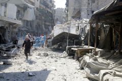 Útoky na východní Aleppo během několika dní vyhnaly z domovů už 16 000 lidí