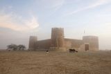 AL-ZUBARAH, KATAR. Opevněné pobřežní město Al-Zubarah v Kataru se rozvíjelo asi od 9. století našeho letopočtu. Založili je obchodníci z Kuvajtu.