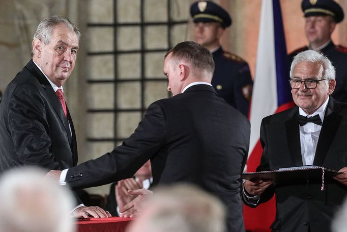 Fotografie z ceremoniálu udílení státních vyznamenání prezidentem ČR Milošem Zemanem na Pražském Hradě. 28. 10. 2019.