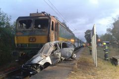 Auto vjelo v Hradci Králové přímo do cesty vlaku, řidič a spolucestující střet nepřežili