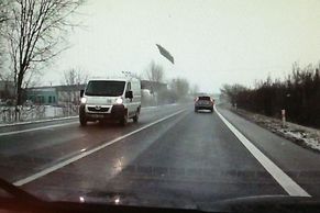 Video: Z dodávky upadl kus ledu a prorazil čelní sklo protijedoucího auta