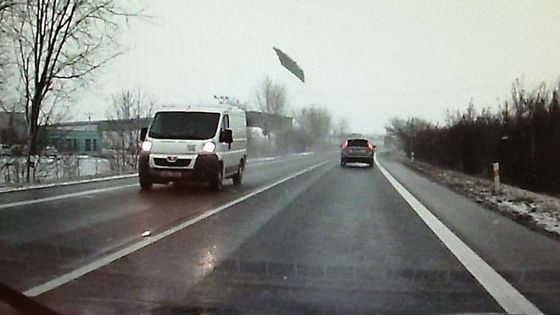 Video: Z dodávky upadl kus ledu a prorazil čelní sklo protijedoucího auta