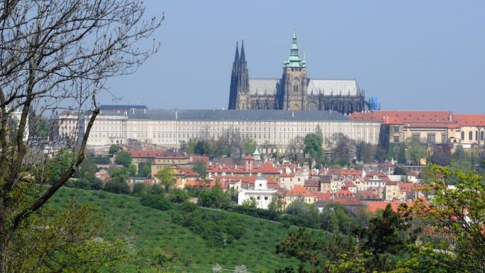 Pražské památky už zase cizince lákají