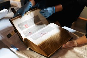 Vzácná Lipnická bible dorazila do Prahy. Fotky ukazují unikátní pohled do zákulisí