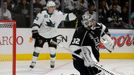 NHL, LA KIngs - San Jose: Jonathan Quick (32) dostává gól