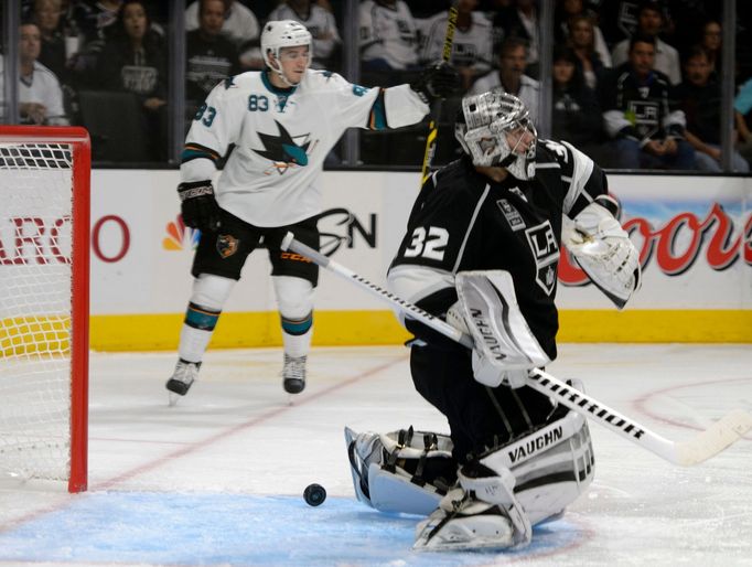 NHL, LA KIngs - San Jose: Jonathan Quick (32) dostává gól