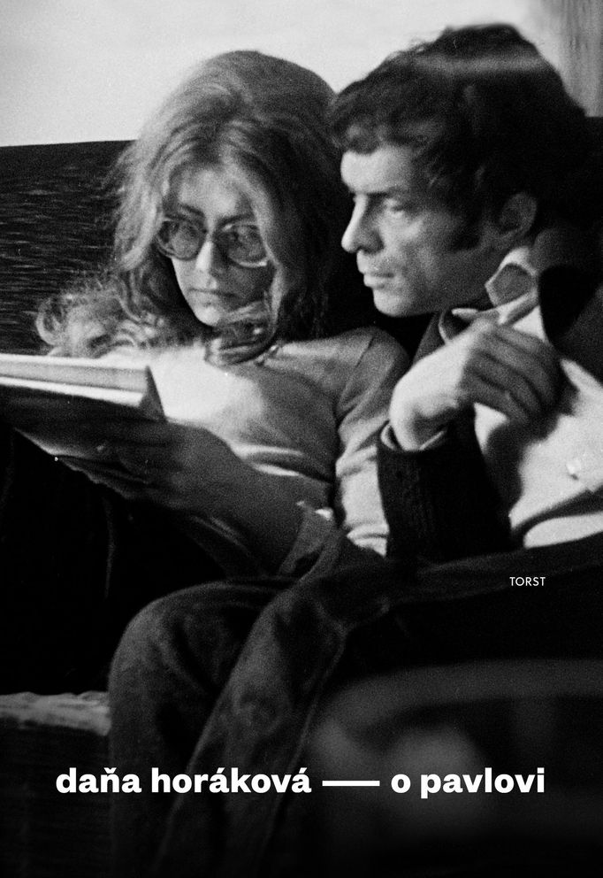 Na obálce knihy je detail z fotografie Bohdana Holomíčka.