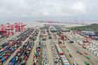 Globální obchod zažívá těžké časy. Největší přístav světa kolabuje, ceny letí vzhůru