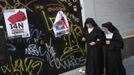 Two Catholic nuns walks past banners that read "14N, general strike" (L) and "14N. We stop everything!!" in central Madrid November 12, 2012. Spain's two largest labour unions had called a general strike for November 14, the second against the conservative government since they took power in December and coinciding with industrial action in Portugal on the same day. REUTERS/Susana Vera (SPAIN - Tags: SOCIETY BUSINESS RELIGION EMPLOYMENT) Published: Lis. 12, 2012, 6:19 odp.