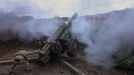 Ukrajinský voják pálí z houfnice Howitzer D-30
