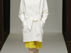 Modelka přdvádí návrh od Adeline André z její kolekce jaro/léto 2008. Francie