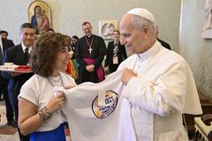 Mladí volí kostel místo sociálních sítí. Křesťanství zažívá u generace Z comeback