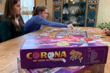 Čas v karanténě si krátí i sestry Rebecca, Lara, Stella a Sarah z Německa, které hrají deskovou hru "Korona - úprk do obchodů".