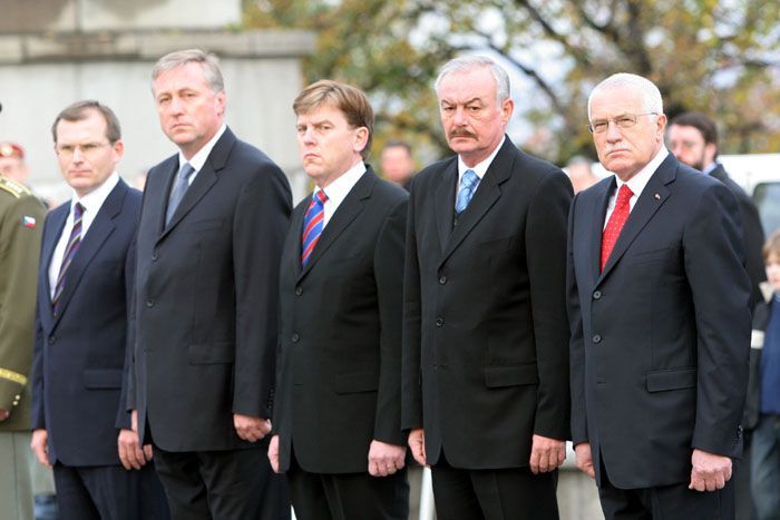 Ústavní činitelé