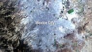 Díváte se na Mexico City v lednu 1985, tedy osm měsíců před ničivým zemětřesením, při němž zemřelo na 10 tisíc lidí.