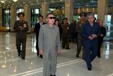 Starý Kim Čong-il je už delší čas nemocný, slavnostní otevření státní divadelní scény v centru Pchjongjangu si však nemohl nechat ujít.