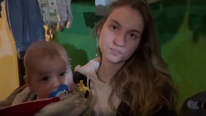 "Přeji si, aby tu bolest prožily jejich děti." Pod Azovstalem si ve tmě zoufají lidé; Zdroj foto: Reuters