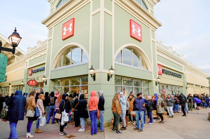 Lidé stojí před obchodem během Black Friday v Simpsonville, Kentucky v USA. Snímek z roku 2021.