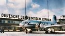 Letadlo společnosti Deutsche Lufthansa na letišti Schönefeld v Berlíně, 1957.  Kolorováno.