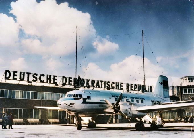 Letadlo společnosti Deutsche Lufthansa na letišti Schönefeld v Berlíně, 1957.  Kolorováno.