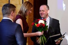Velíškovu cenu dostal muž, který se zastal řidiče autobusu. Děti by měly číst Rychlé šípy, říká