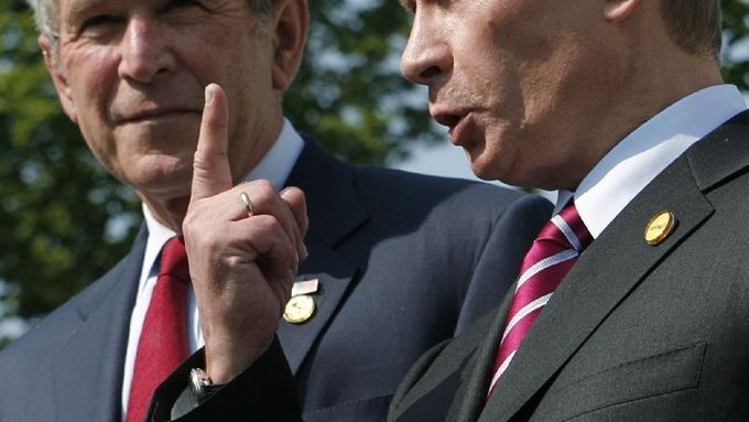 Putin s Bushem na tiskové konferenci na summitu G8 v Heiligendammu.