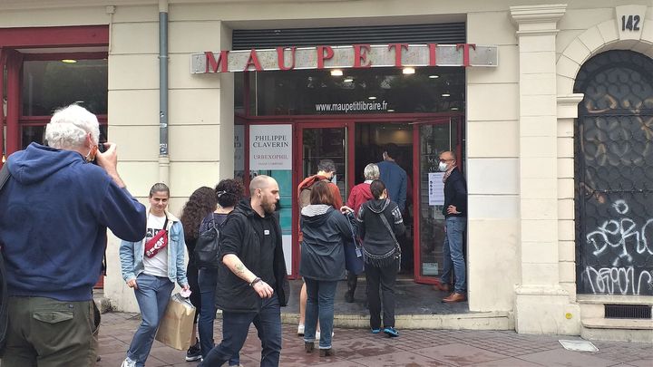 Bez roušky pokuta čtyři tisíce korun. Francie se otevírá, lidé vyrážejí na nákupy