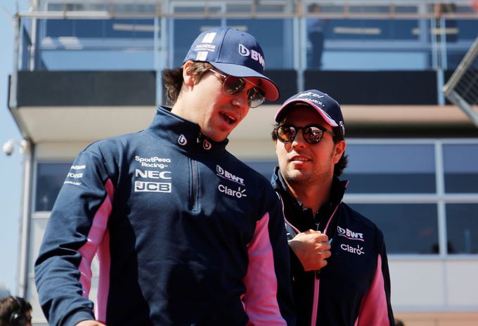 Piloti týmu F1 Racing Point Sergio Pérez a Lance Stroll