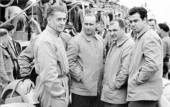 Z archivu argentinského muzea o Fangiovi: Momentka z Le Mans, zleva Louis Rosier, Juan Manuel Fangio, José Froilán Gonzáles a Onofre Marimón.