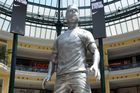 Ronaldovu sochu představila i nejmenovaná sportovní firma s fajfkou ve znaku přímo ve španělské metropoli Madridu. A také se jí to moc nepovedlo.