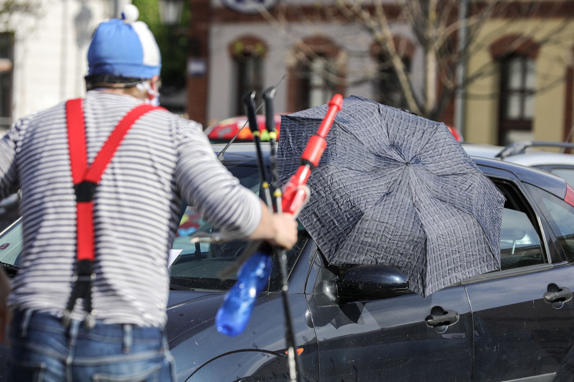 Divadlo pro auta - Bratři v tricku - festival Artparking, autokino, pražská tržnice, karanténa, roušky