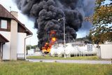 Vyhořely tisíce litrů pohonných hmot, způsobená škoda se pohybovala kolem 100 milionů korun.