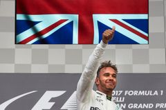 Hamilton triumfem v Belgii snížil Vettelův náskok na sedm bodů