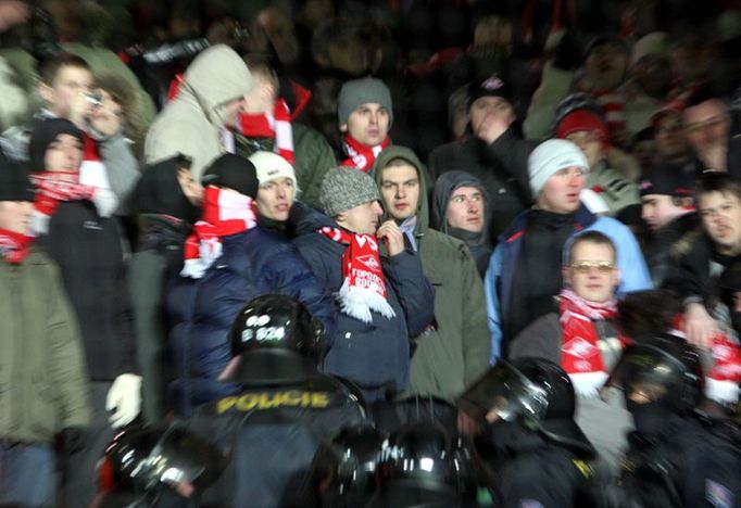 Zásah pořadatelů a policie proti fanouškům Spartaku o poločase.