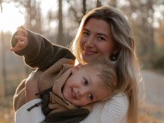 Mladá maminka Natálie Riegrová s milovaným synkem.