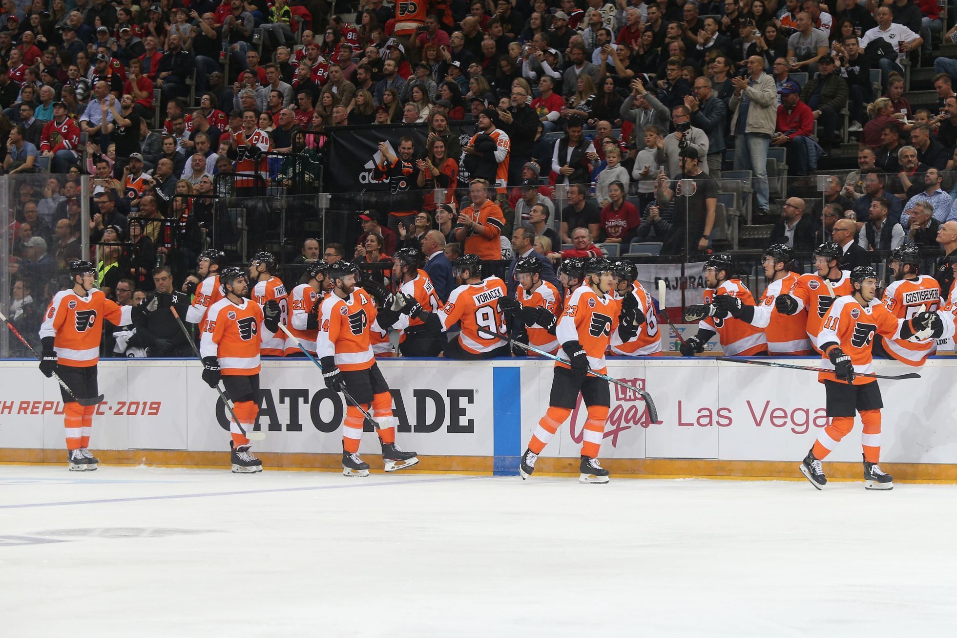 NHL v Praze, Philadelphia - Chicago: Hokejisté Philadelphie slaví gól na 1:0