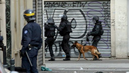 Zásah zvláštní protiteroristické jednotky RAID na pařížském předměstí Saint-Denis.