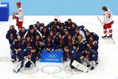 Finové otočili finále proti Rusku a slaví historické zlato z hokejového turnaje