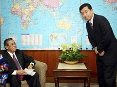 Děkujeme, odejděte. Tchajwanský náměstek ministra zahraničí Yang Tzu-pao dává sbohem kostarickému velvyslanci v Tchaj-peji Mariu Acon Cheovi
