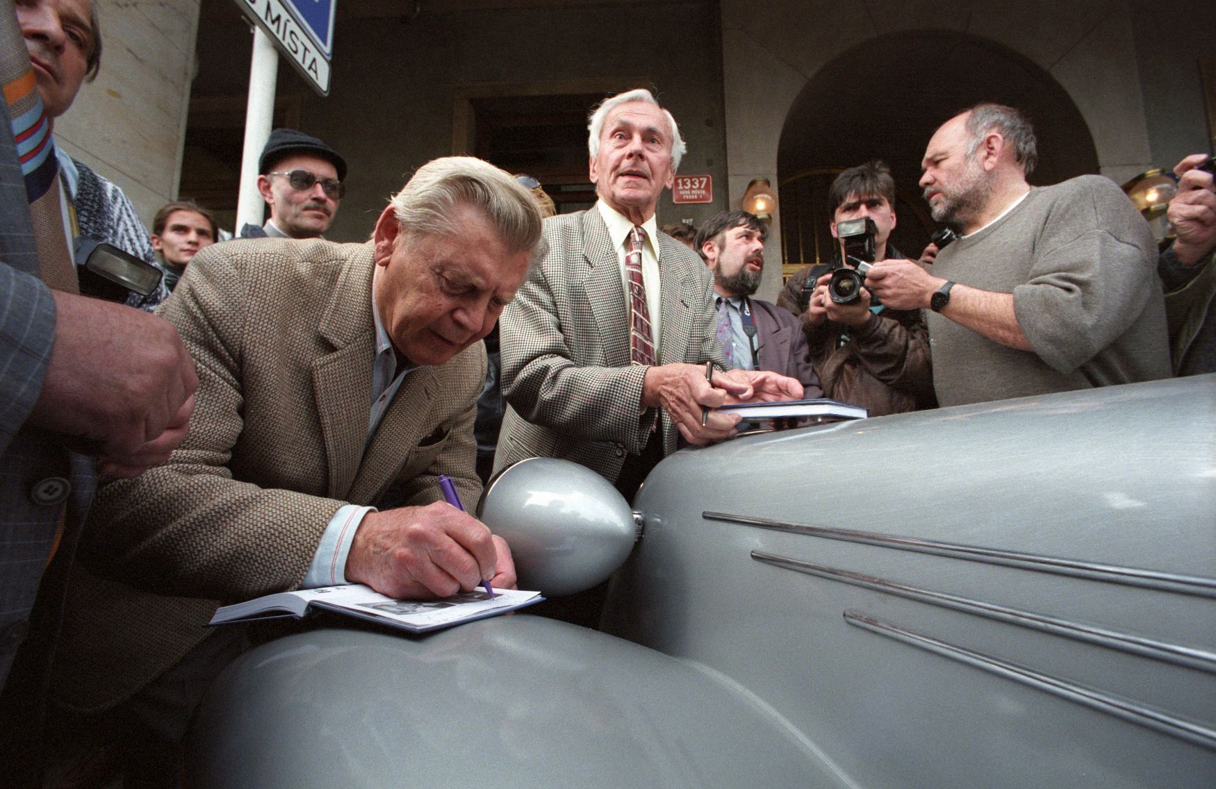 Miroslav Zikmund a Jiří Hanzelka při autogramiádě v roce 1997