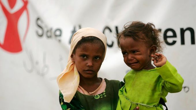 Děti v táboře pro vnitřně přesídlené lidi Mazrak u hranic se Saúdskou Arábií