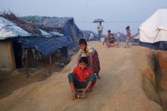 Statisíce dětí Rohingů živoří v nebezpečí. Bangladéš chce obří krizi řešit stavbou nového ostrova